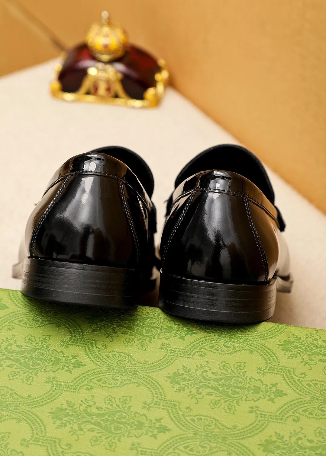 Men's shoes 💰460 💐 Product trademark: GUCCI "Gucci" casual leather shoes Regular size: 38-44 (45🉑️customized) Product materials: Selected imported first-layer open-edge beaded cowhide leather upper + luxury hardware buckle, imported water-dyed cowhide leather lining. Strong three-dimensional visual effect, original combination outsole Color: 3⃣️colors available